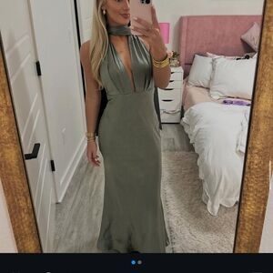 Selfie Leslie Green Backless Dress with Elegant Silhouette